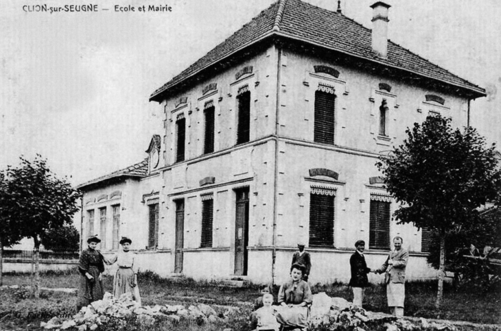Ecole et Mairie, vers 1910 (carte postale ancienne). - Clion