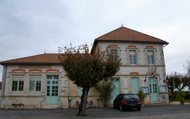 Ecole et Mairie en 2013. - Clion