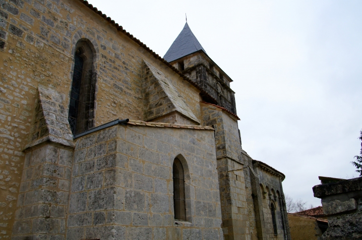 Façade sud de l'église Saint André du XIIe siècle. - Clion
