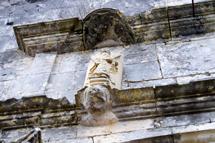 Sculture au dessus du portail  - Eglise Saint André. - Clion