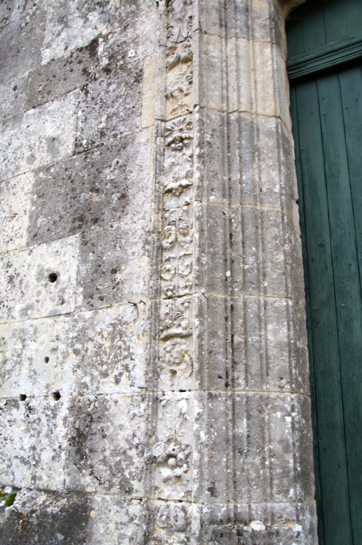 Frise sculptée du portail - Eglise Saint André. - Clion