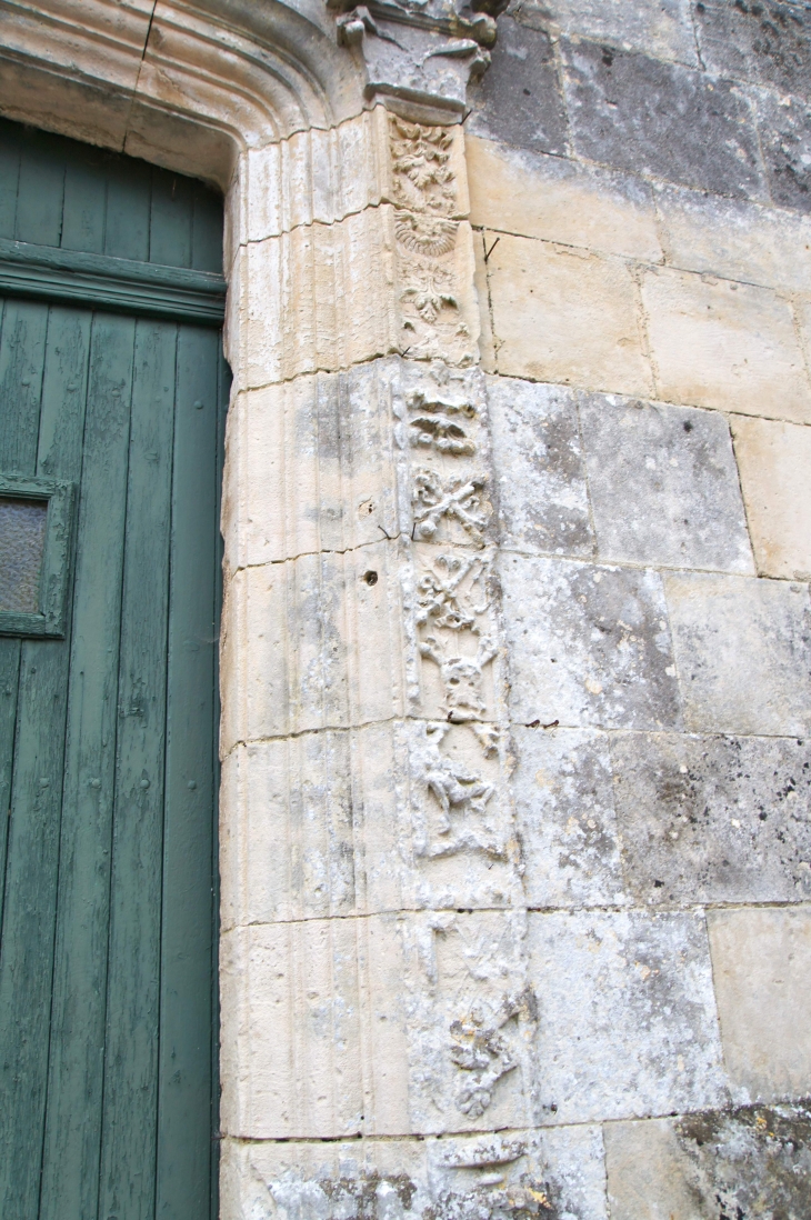 Frise-sculptee-du-portail-eglise-saint-andre - Clion