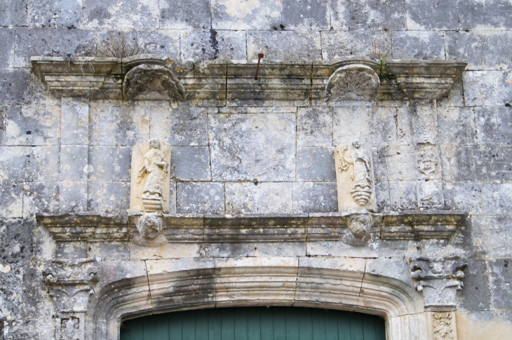 Linteau-sculpte-du-portail - Eglise Saint André. - Clion