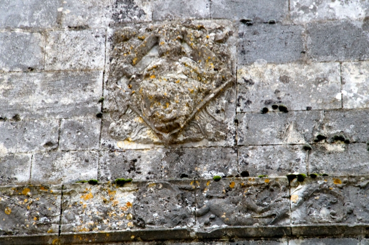 Sculptures au dessus du partail - Eglise Saint André. - Clion