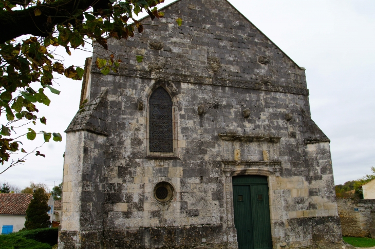 Façade occidentale de l'église Saint André du XIIe siècle. - Clion