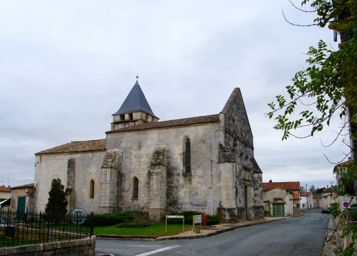 L'église Saint André du XIIe siècle. - Clion