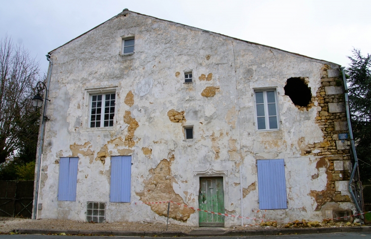 Ancienne maison du village, prtès de l'église Saint André. - Clion