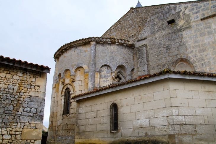 Le chevet de l'église Saint André du XIIe siècle. - Clion