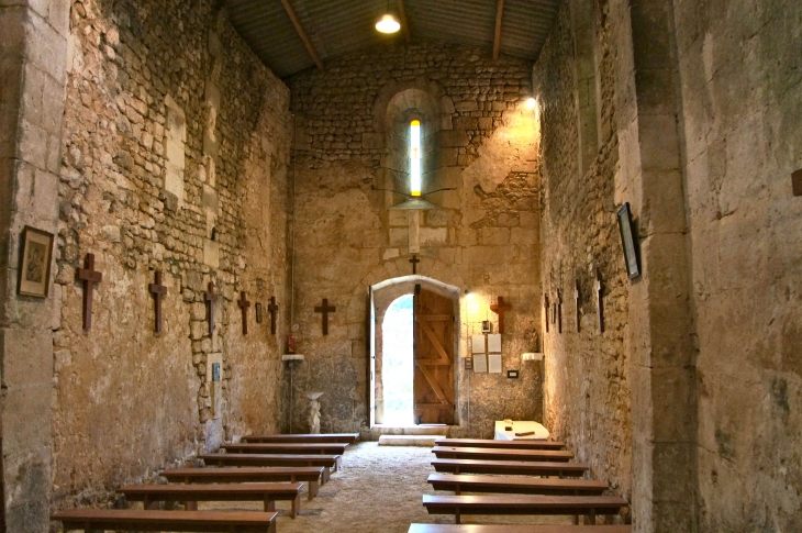 La nef vers le portail de la Chapelle Saint Paul. - Clion