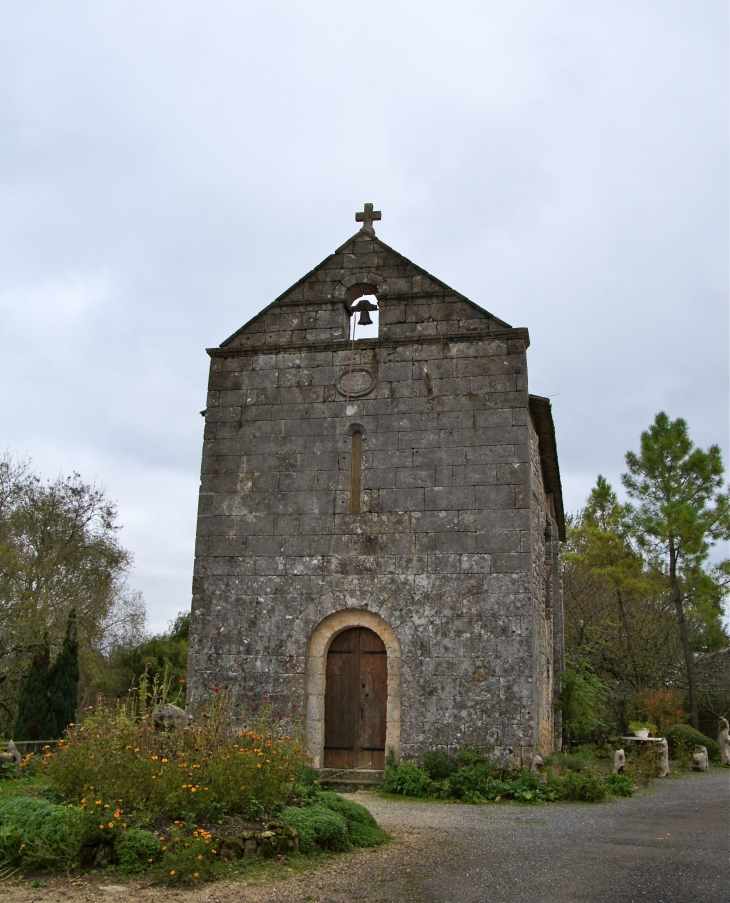 Façade occidentale de la Chapelle Saint Louis du XIIe siècle. - Clion