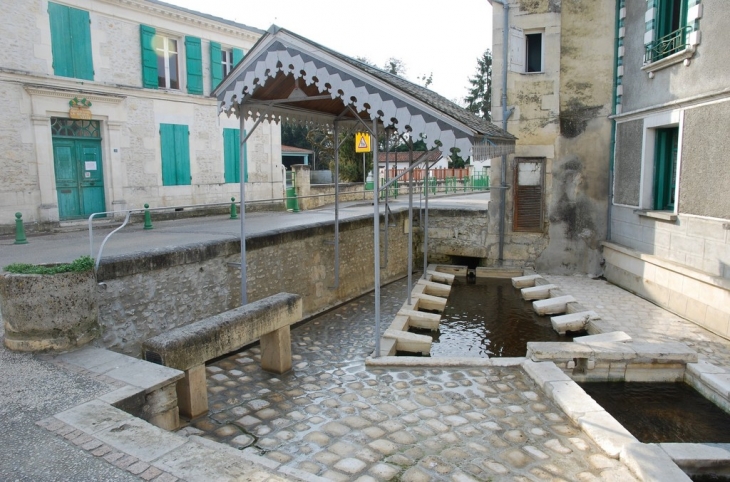 L'ancien lavoir - La Chapelle-des-Pots