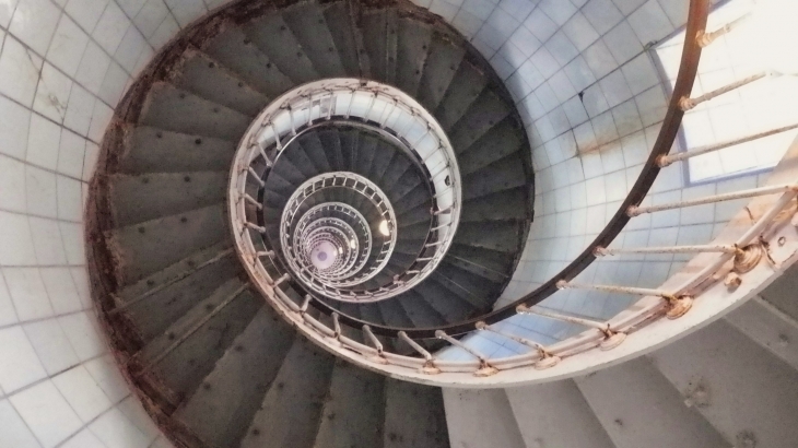 L'escalier métallique à vis de 300 marches du phare de la Coubre et ses parois recouvertes d'opaline blanche et bleue. - La Tremblade