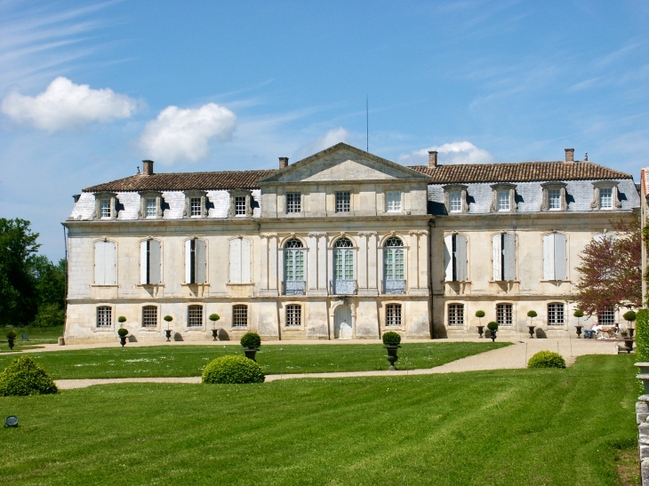 Le château de la Gataudière édifié au XVIIIe siècle est une vaste demeure mêlant les styles Louis XIV, Régence et Louis XV. - Marennes