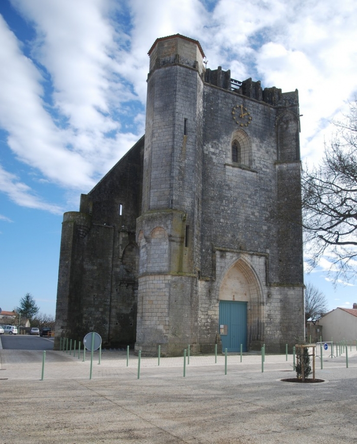 Clocher tour de l'église - Marsilly