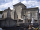 L'église romane Saint Etienne remaniée, entourée de son cimetière;