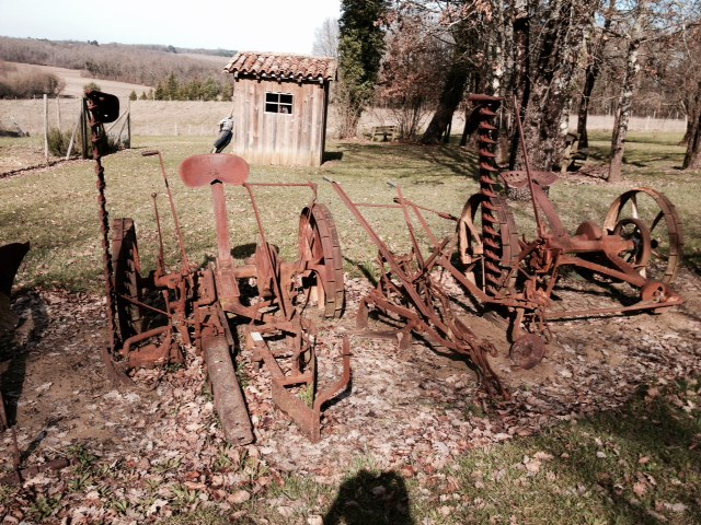 Maison de la forêt: anciennes machines agricoles. - Montlieu-la-Garde