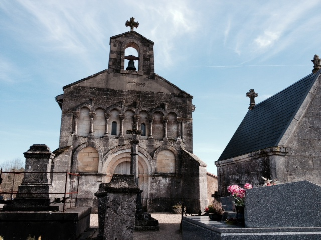 Eglise St Vivien de Challaux contruite en  - Montlieu-la-Garde