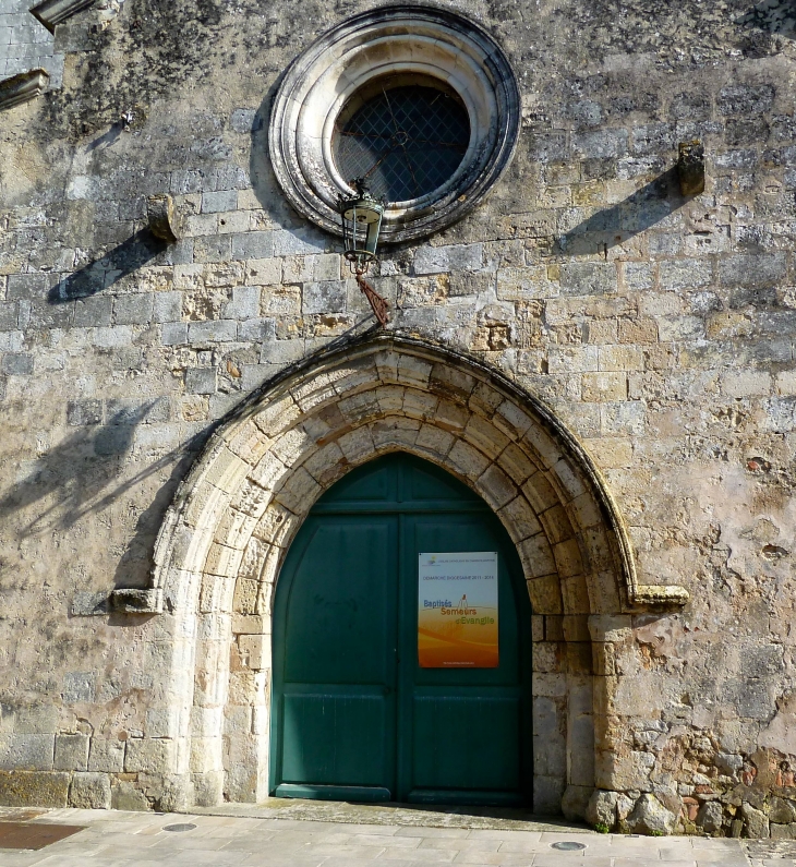 Portail de l'église fortifiée Saint-Philibert. - Nieul-sur-Mer