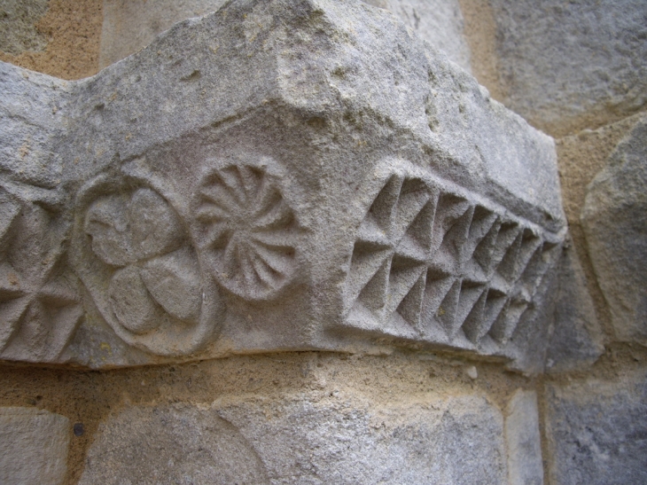 Motifs des chapiteaux de colonne du portail. - Pouillac