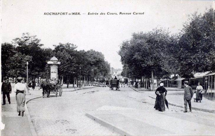 Entrée des Cours, Avenue Carnot, vers 1918 (carte postale ancienne). - Rochefort