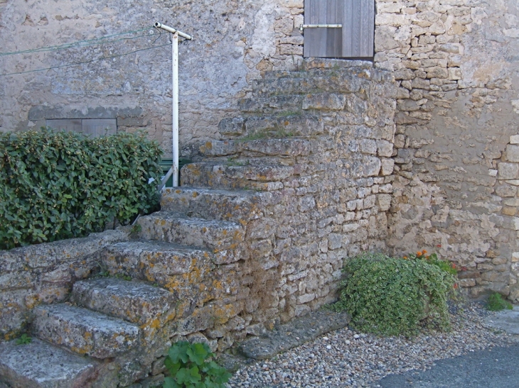 Escalier ancien en pierre à Chaucre - Saint-Georges-d'Oléron