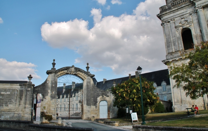 Abbaye d'Angely - Saint-Jean-d'Angély