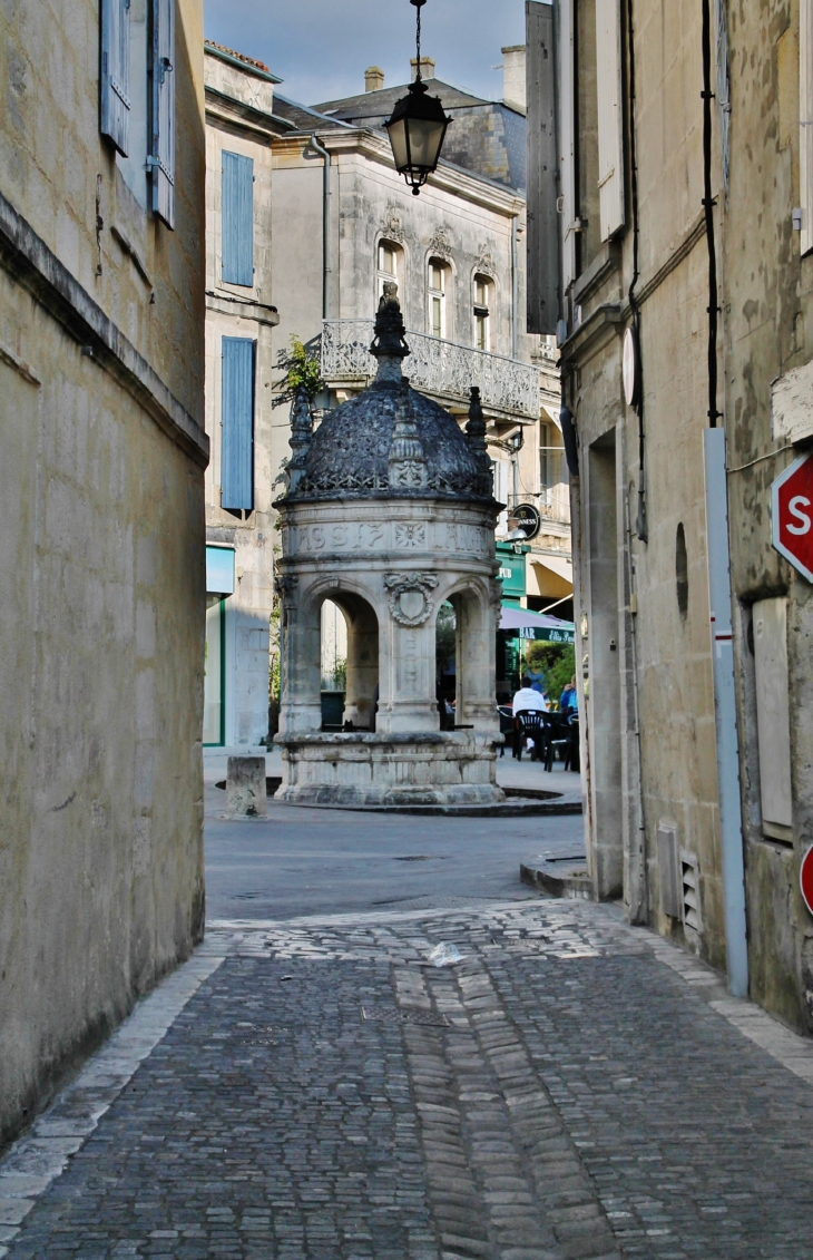 Fontaine du Pilori - Saint-Jean-d'Angély