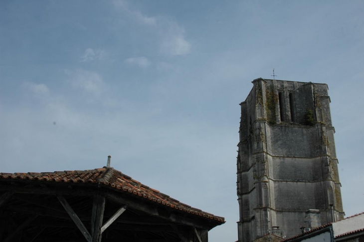 St Jean, Halles et clocher XVIème - Saint-Jean-d'Angle