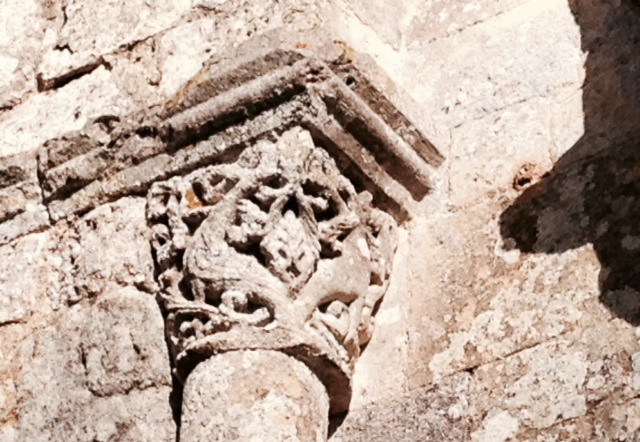Chapiteau sculpté du portail de l'église. - Saint-Martin-d'Ary