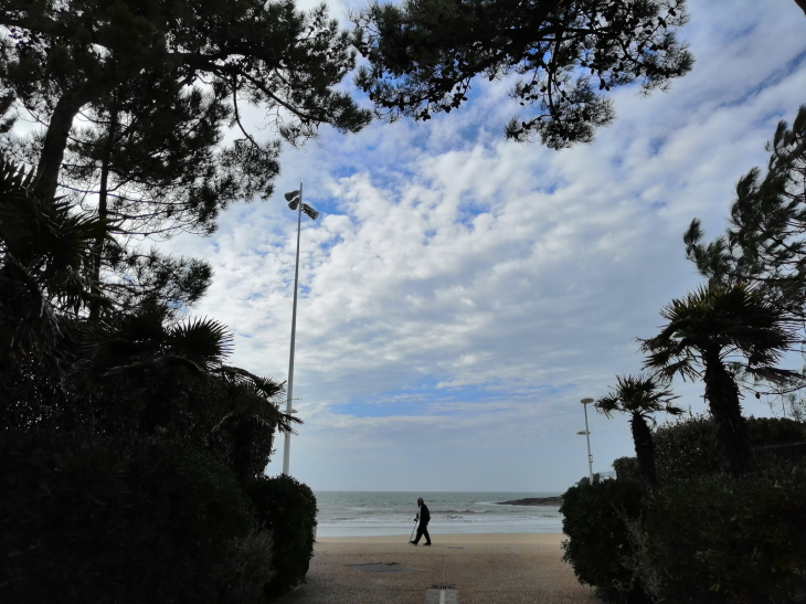 Le promeneur du sentier des Douaniers - plage du Bureau - Saint-Palais-sur-Mer