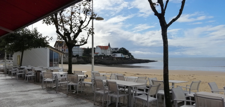 Petit matin en terrasse de Chez Bob, vue sur la plage du Bureau - Saint-Palais-sur-Mer