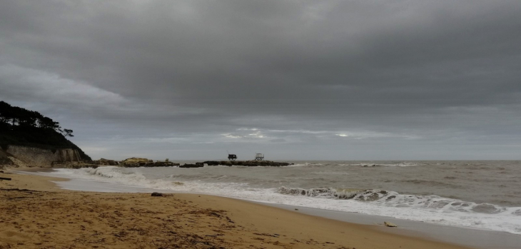 Marée haute et ciel gris, plage du Platin - Saint-Palais-sur-Mer