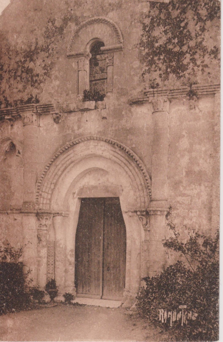 POrche de l'église romane - Saint-Rogatien