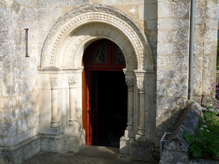 Détail de l'entré d'une église magnifique intérieurement - Saint-Saturnin-du-Bois
