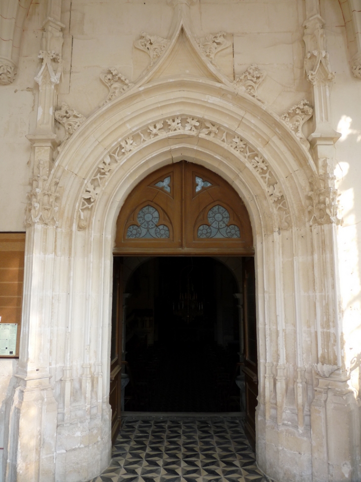 2ème entrée de l'Eglise St Saturnin ou se trouve le Batisphère - Saint-Saturnin-du-Bois