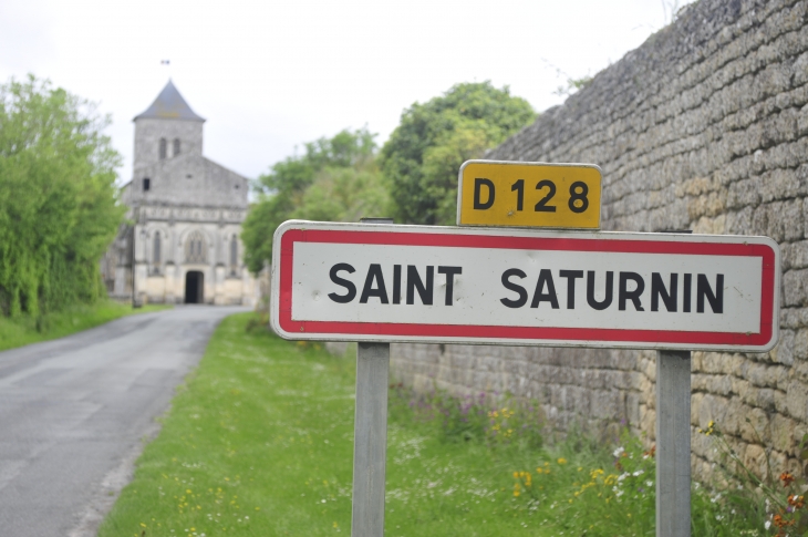Entrée du village - Saint-Saturnin-du-Bois