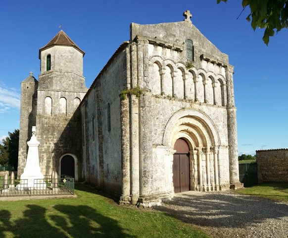 Eglise Saint Laurent du 12ème siècle - Saint-Simon-de-Pellouaille
