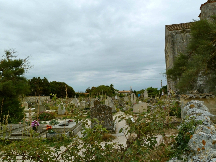 Le cimetière marin borde l'église sur son flanc septentrional. Héritier de l'ancien  - Talmont-sur-Gironde