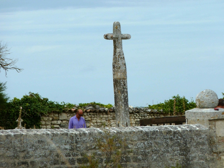 Croix en granit du cimetière marin - Talmont-sur-Gironde