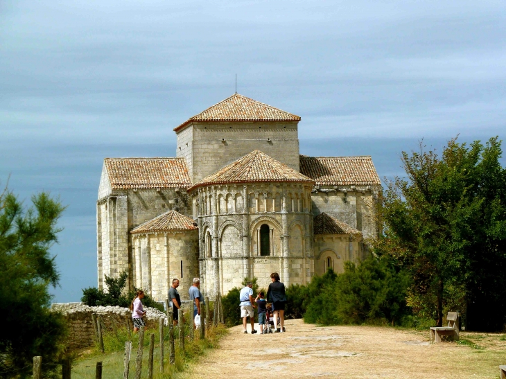Eglise Sainte-Radegonde, édifice de Style Roman, bâti entre les XI° et XV° par les bénédictins de l'abbaye de Saint-Jean-d'Angély - Talmont-sur-Gironde