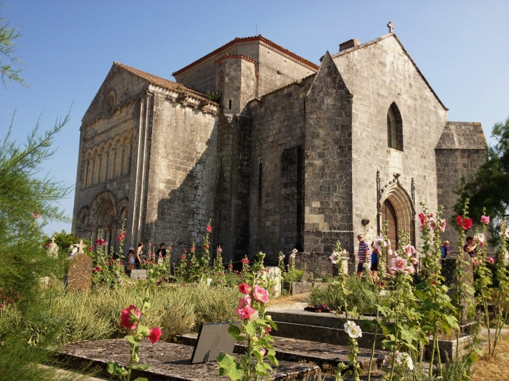 L'église de Talmont entourée de son cimetière. - Talmont-sur-Gironde
