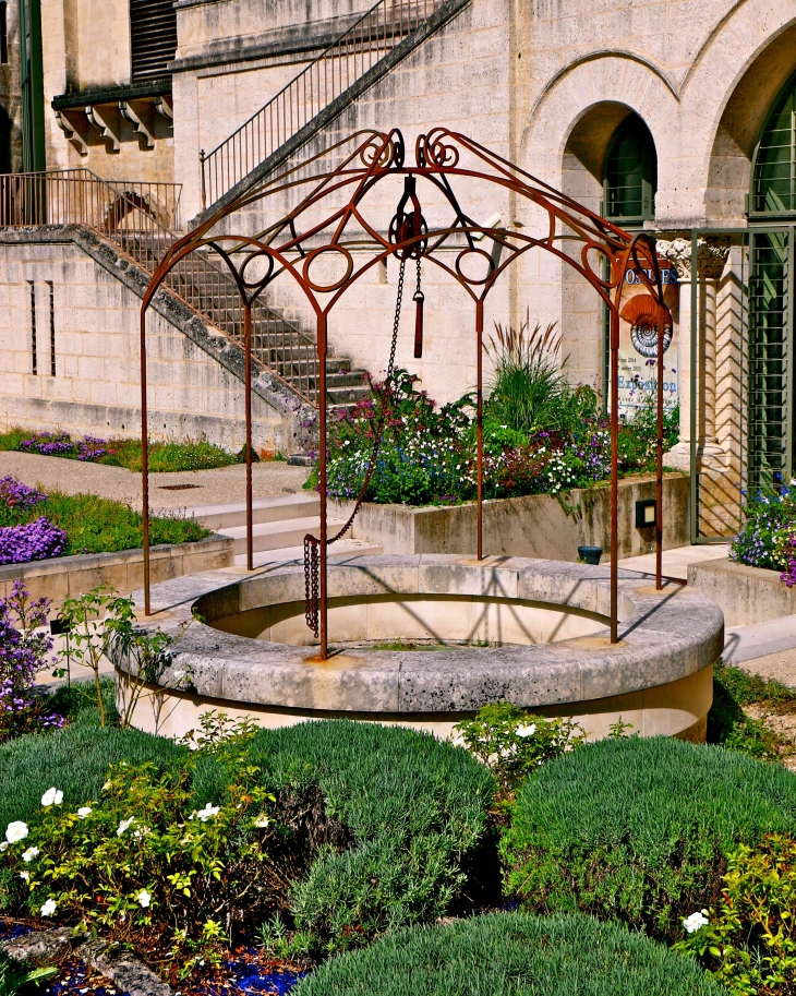 Le puits du jardin de la cathédrale saint pierre - Angoulême