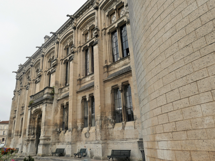 La façade de l'hôtel de ville - Angoulême