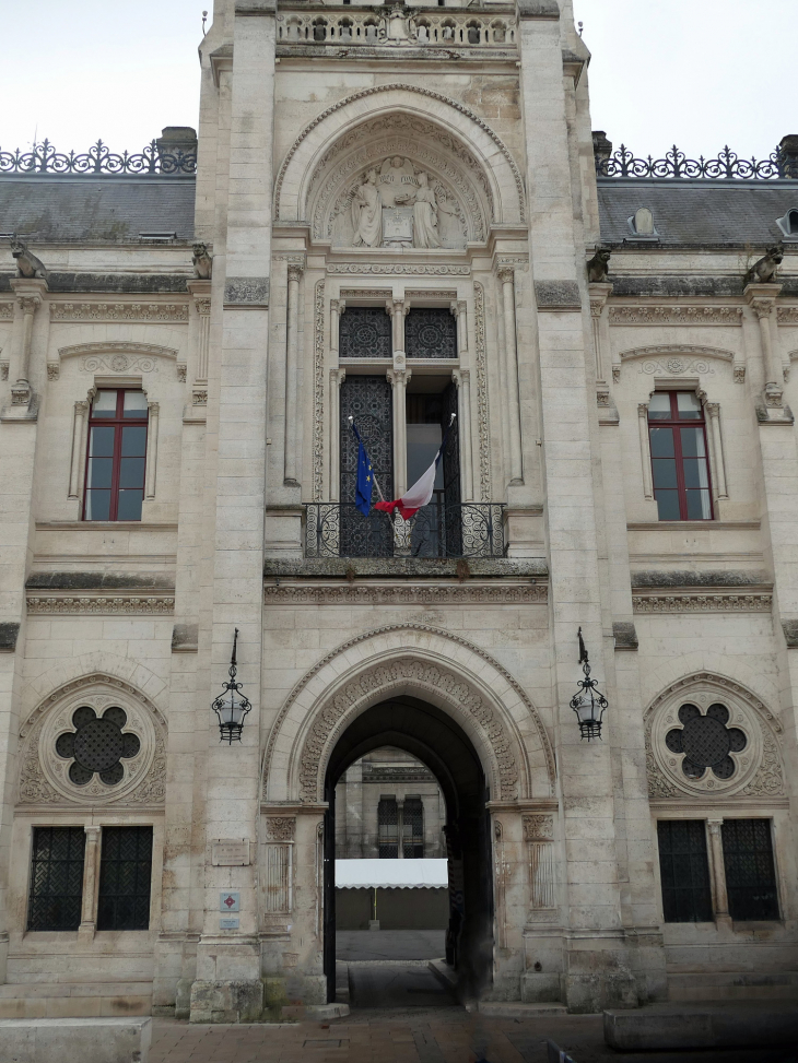 L'entrée de l'hôtel de ville - Angoulême