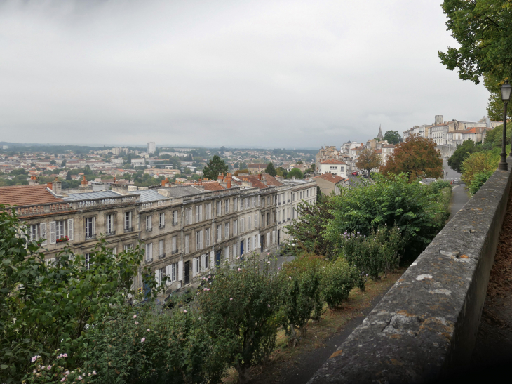 Vue du rempart : ville basse et ville haute - Angoulême