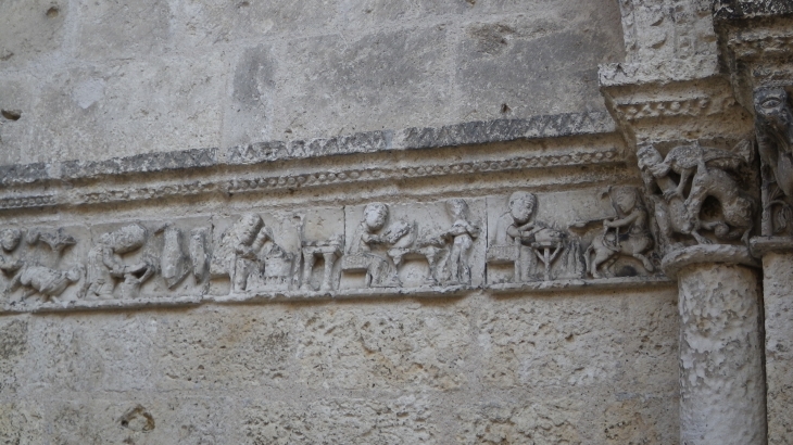 Frise sculptée de l'arcade gauche de la façade de l'église Saint Jacques. - Aubeterre-sur-Dronne
