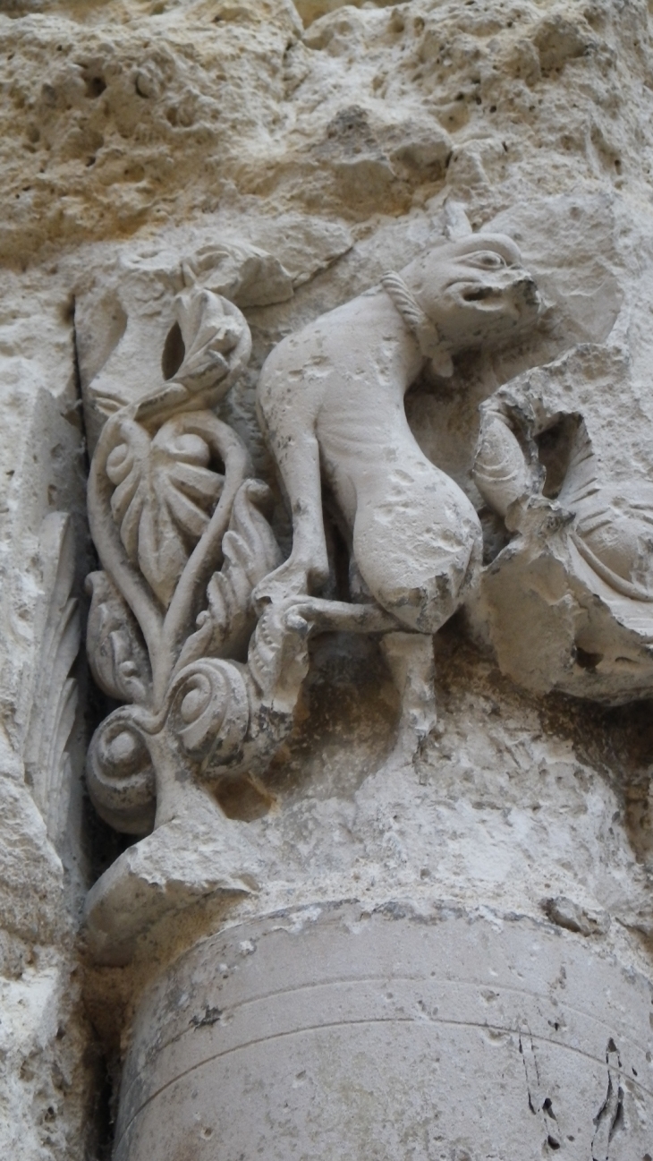 Capiteau sculpté du portail de l'église Saint Jacques. - Aubeterre-sur-Dronne