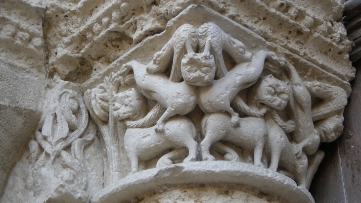 Capiteau sculpté du portail de l'église Saint Jacques. - Aubeterre-sur-Dronne