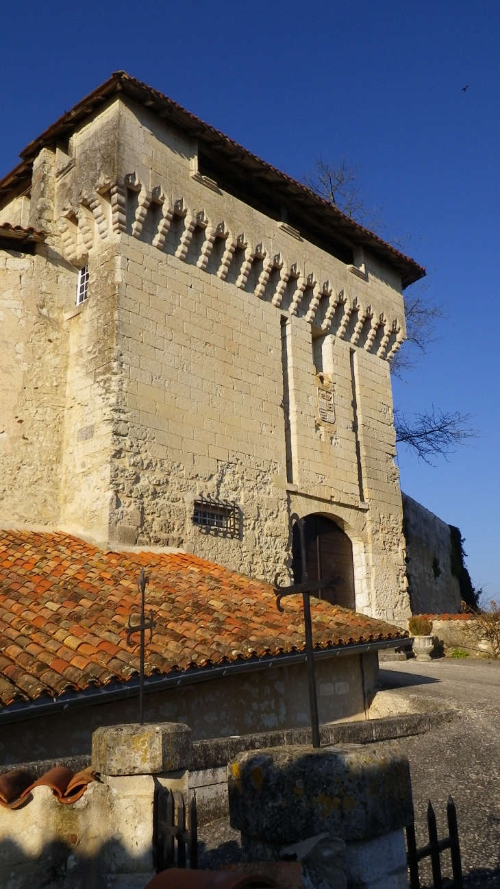 Chatelet d'entrée XVIème de l'ancien château féodal. - Aubeterre-sur-Dronne