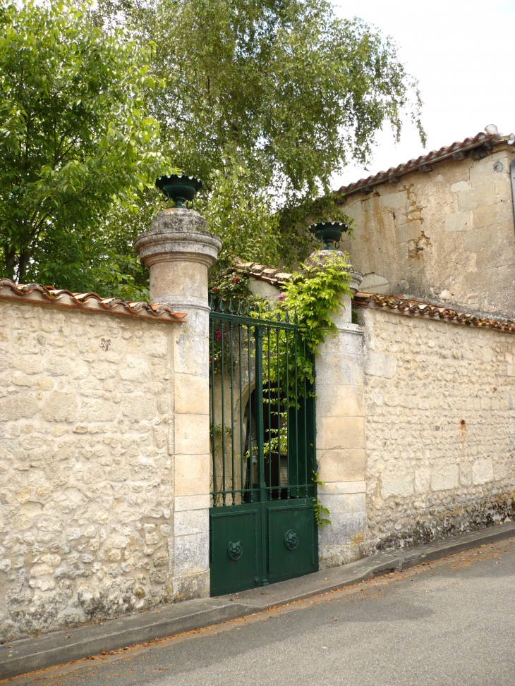 Portail d'une rue du village - Aubeterre-sur-Dronne